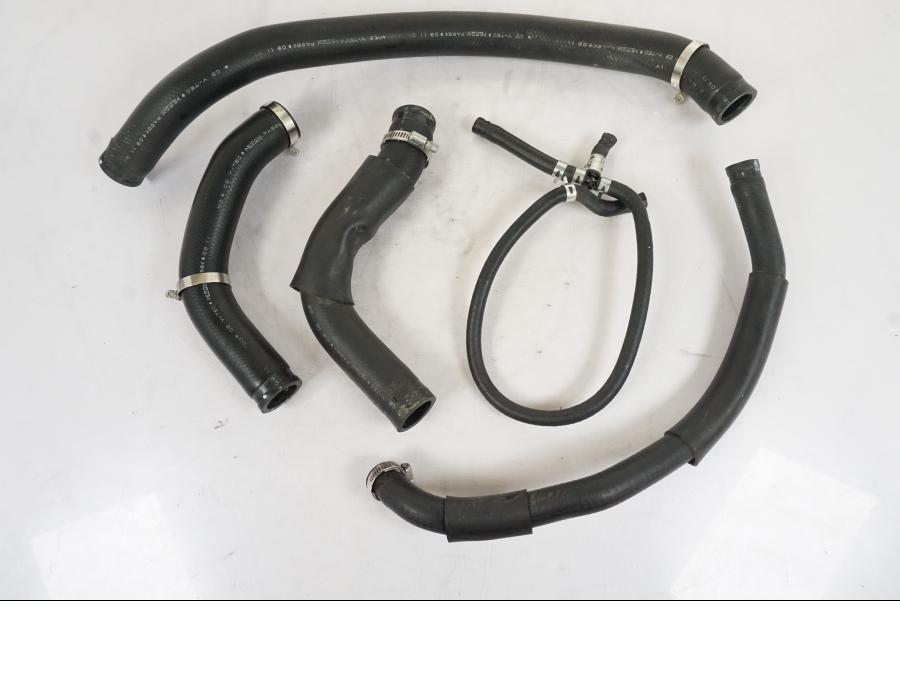 Framsidan på Vattenkyl Slang Set från en Honda VFR 1200 -2010 motorcykel.