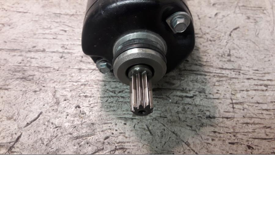 Baksidan på Startmotor från en Yamaha FZ-S 600 -2000 motorcykel.