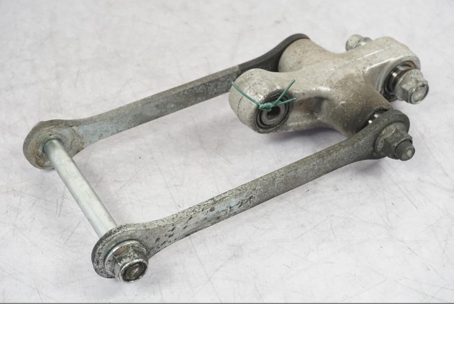 Framsidan på Stötdämparlänkage från en Suzuki GSF 1250 -2010 motorcykel.
