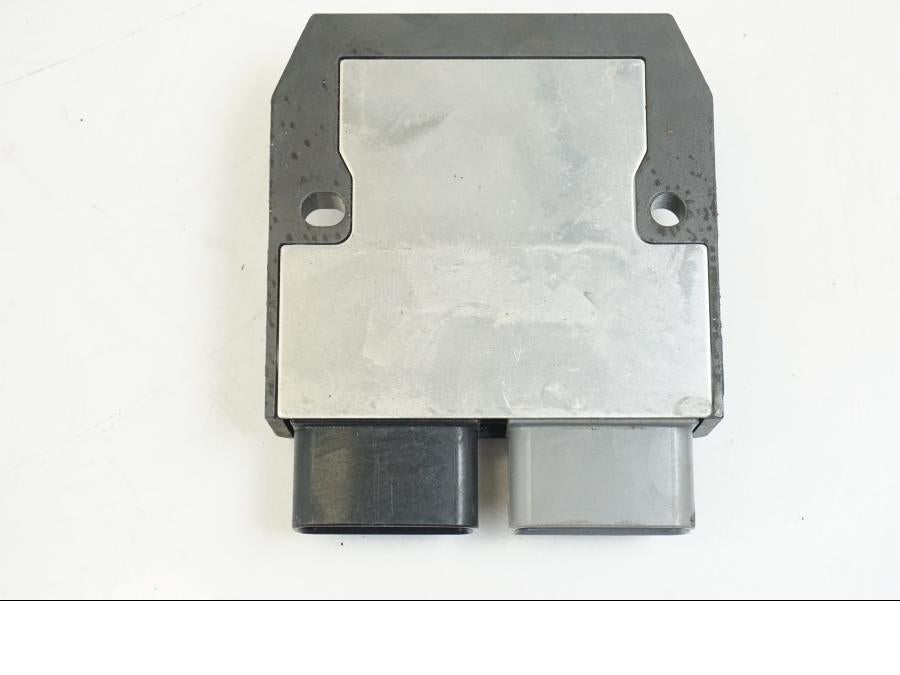 Vänster sida på Likriktare från en Honda CB 650 F Hornet -2017 motorcykel.