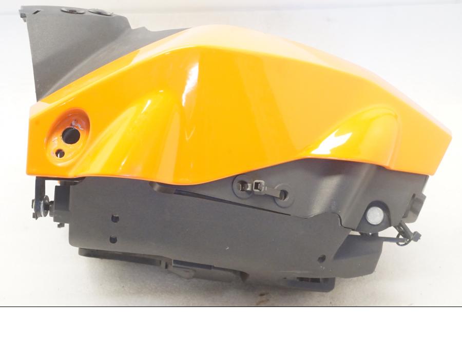 Vänster sida på Strålkastarhus från en KTM 125 Duke -2015 motorcykel.