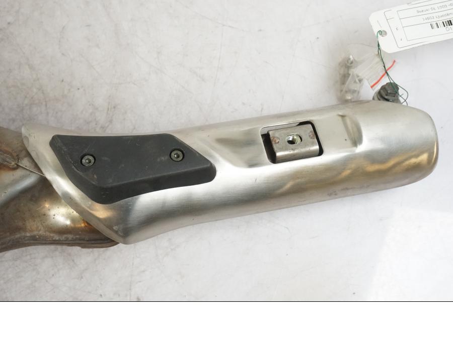 Baksidan på Ljuddämpare från en Suzuki DL 1000 -2002 motorcykel.