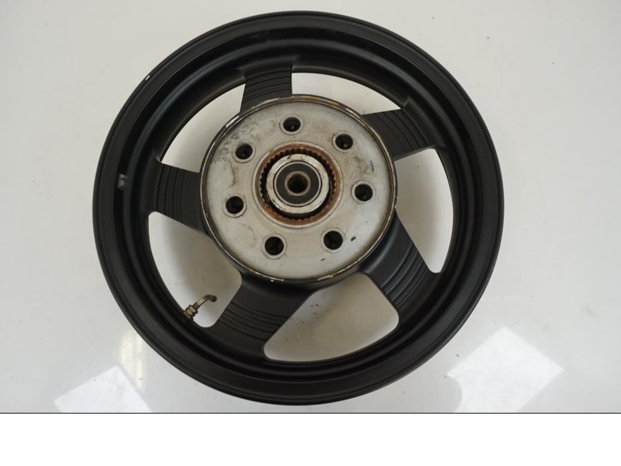 Snett nerifrån på Fälg från en Kawasaki VN 1500 -1996 motorcykel.