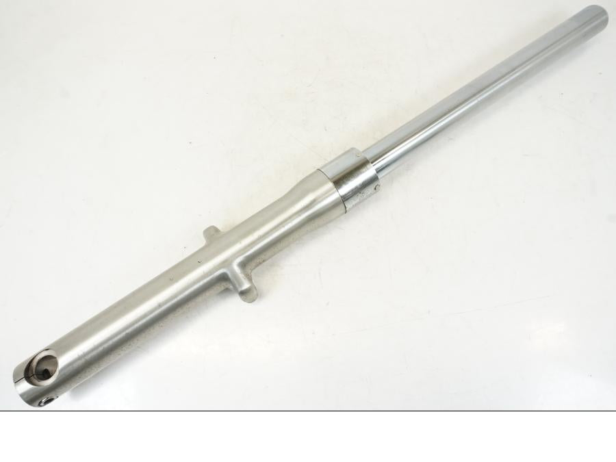 Framsidan på Gaffelben från en Kawasaki VN 800 -2000 motorcykel.