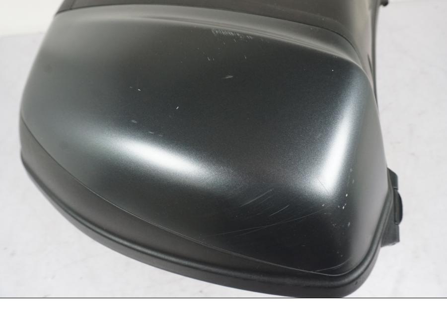 Snett nerifrån på Topbox från en Ducati Multistrada 1200 -2017 motorcykel.