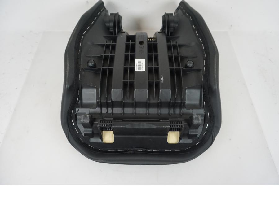 Snett uppifrån på Sadel från en BMW R 1200 GS -2014 motorcykel.