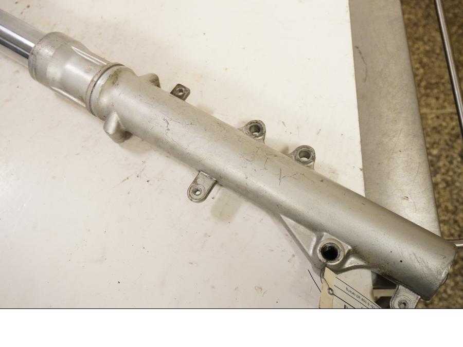 Baksidan på Gaffelben från en Suzuki DR 800 S -1992 motorcykel.