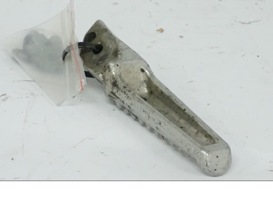 Snett nerifrån på Fotpinne från en Honda CBR 900 RR -2002 motorcykel.