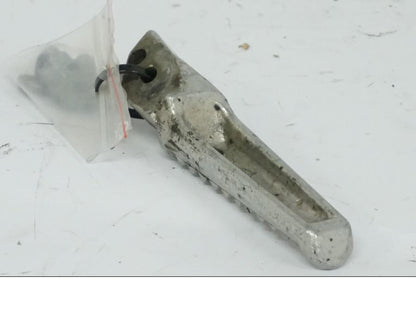 Snett nerifrån på Fotpinne från en Honda CBR 900 RR -2002 motorcykel.