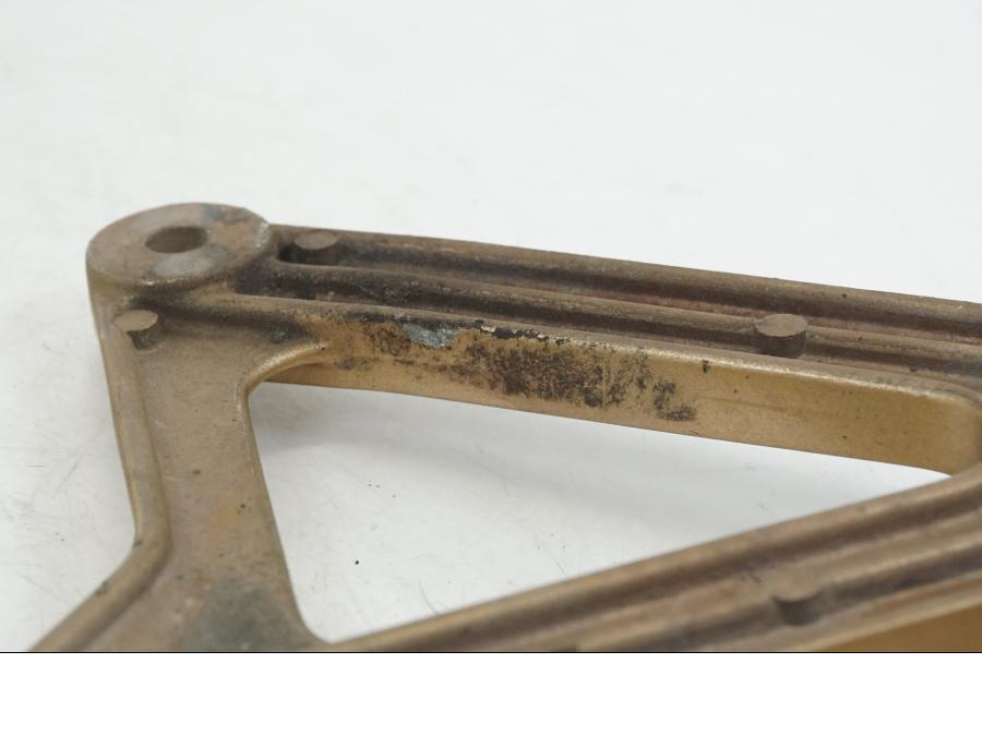 Snett nerifrån på Fotpinnefäste från en Honda NSR 125 -1991 motorcykel.