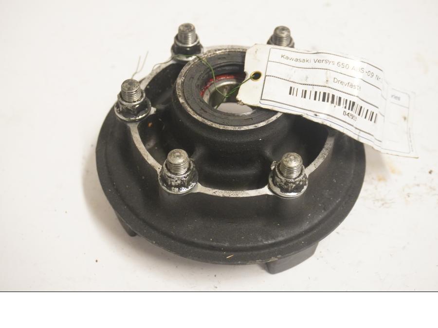 Framsidan på Drevfäste från en Kawasaki Versys 650 -2009 motorcykel.