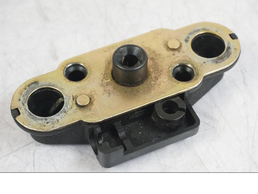 Vänster sida på Sadellåsmekanism från en Suzuki GSX 1300 RX -1999 motorcykel.