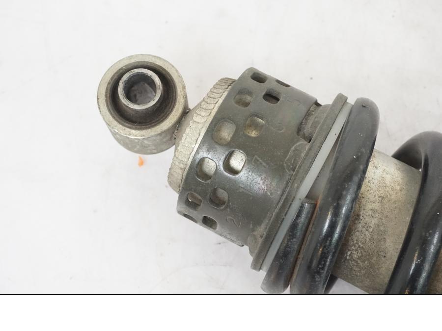 Baksidan på Stötdämpare från en Yamaha XVS 1100 -2000 motorcykel.