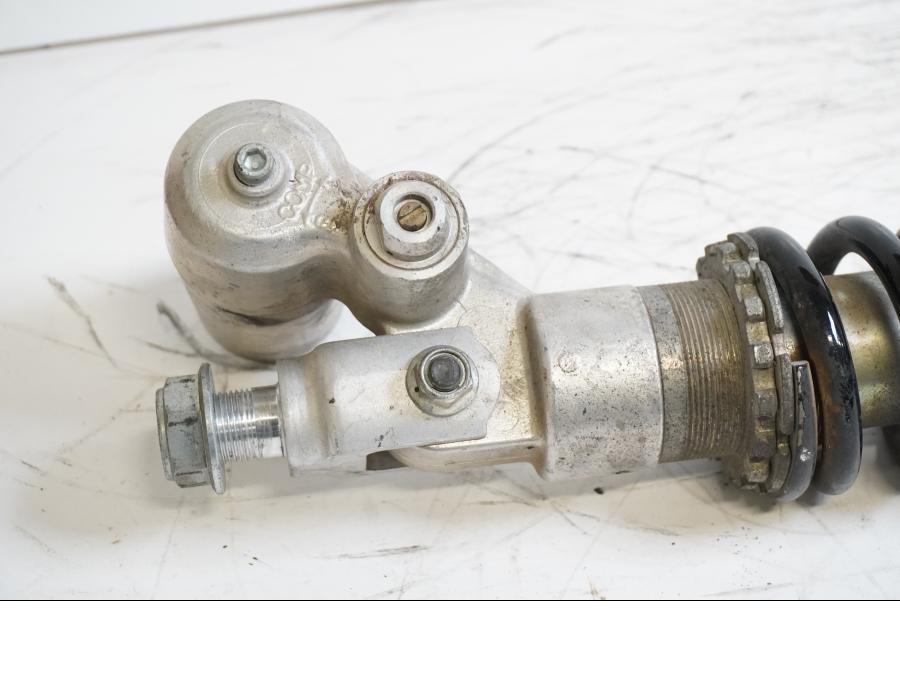 Snett uppifrån på Stötdämpare från en Suzuki GSX-R 750 -1997 motorcykel.