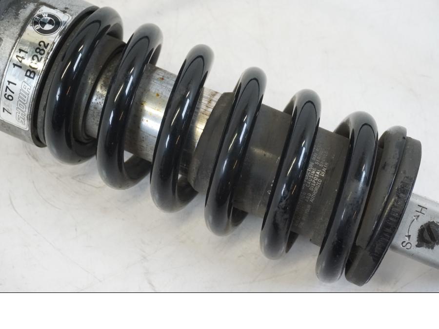 Snett uppifrån på Stötdämpare från en BMW F 650 CS -2003 motorcykel.