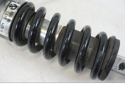 Snett uppifrån på Stötdämpare från en BMW F 650 CS -2003 motorcykel.