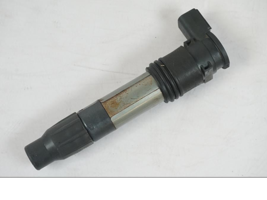 Framsidan på Tändspole från en KTM 1290 Super Duke R -2018 motorcykel.