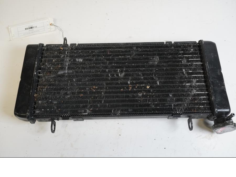 Baksidan på Vattenkyl från en Honda VFR 750 -1995 motorcykel.