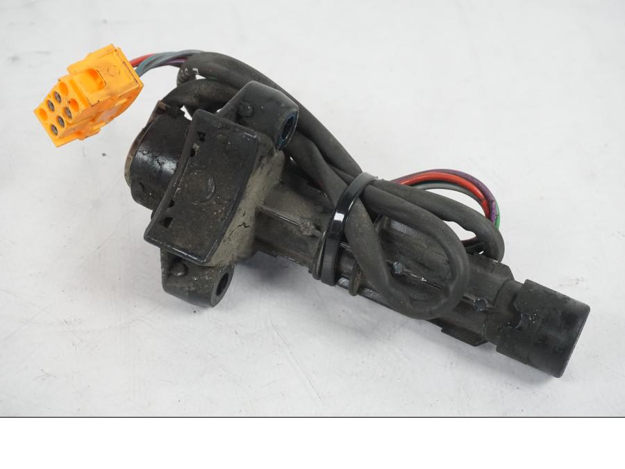 Extrabild2 på <p>Låssats från BMW K 1200 LT 2004.</p>

<p>Tändningslås, tanklock, tankplastlås och 1st nyckel.</p> motorcykel.