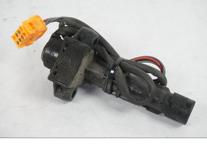 Extrabild2 på <p>Låssats från BMW K 1200 LT 2004.</p>

<p>Tändningslås, tanklock, tankplastlås och 1st nyckel.</p> motorcykel.