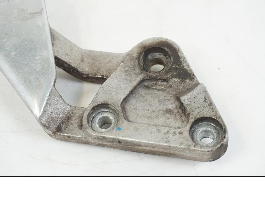 Baksidan på Fotpinnefäste från en Yamaha FZR 1000 -1990 motorcykel.