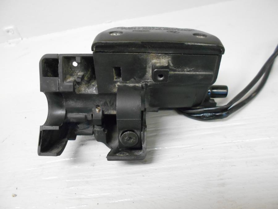 Baksidan på Kopplingshuvudcylinder från en BMW K 1200 LT -2007 motorcykel.