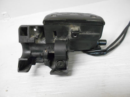 Baksidan på Kopplingshuvudcylinder från en BMW K 1200 LT -2007 motorcykel.