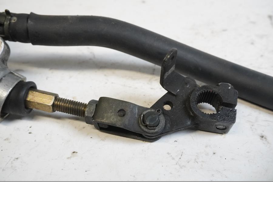 Vänster sida på Bromshuvudcylinder från en Yamaha XVS 1100 -2001 motorcykel.