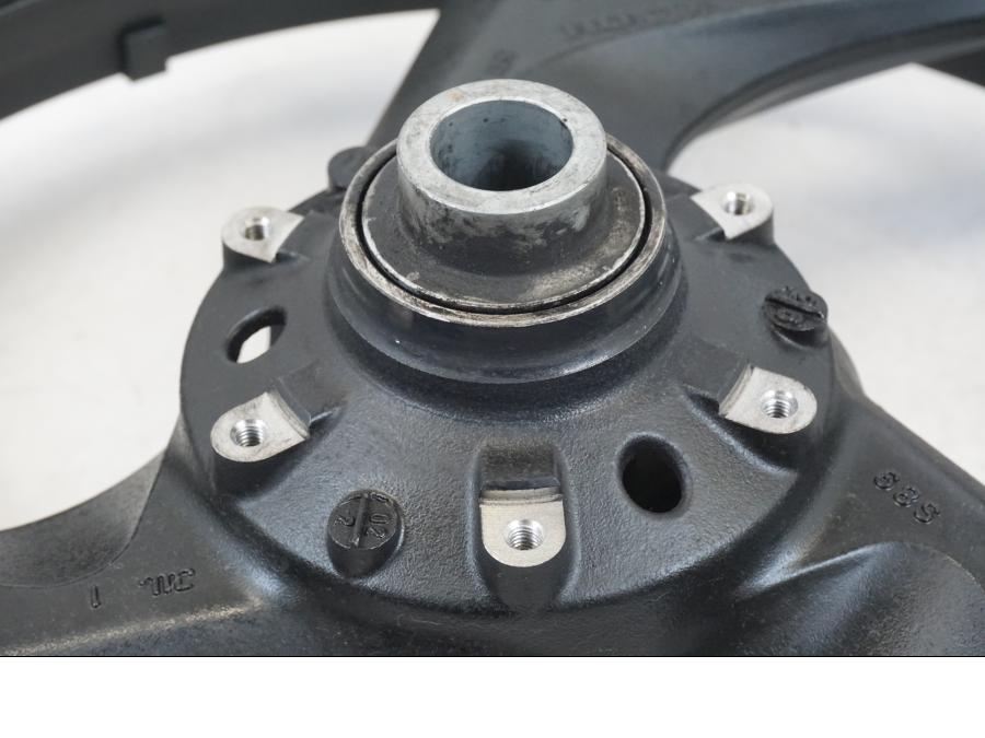 Extrabild2 på Fälg från en Honda ST 1300 -2002 motorcykel.