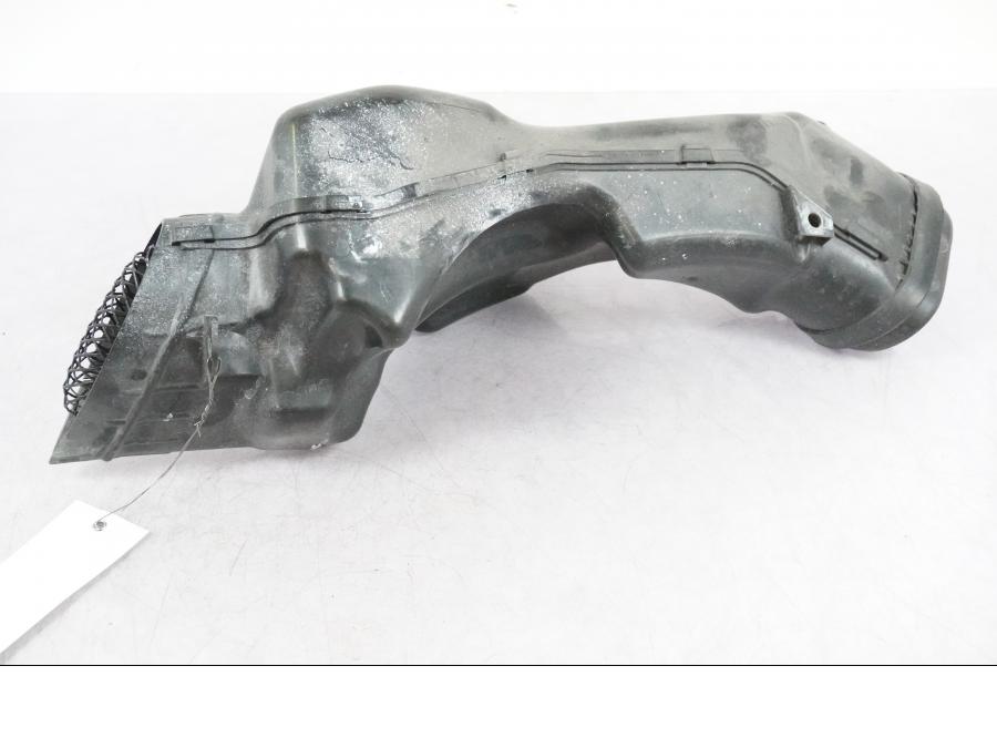 Baksidan på Luftrör från en Suzuki GSX-R 1000 -2008 motorcykel.