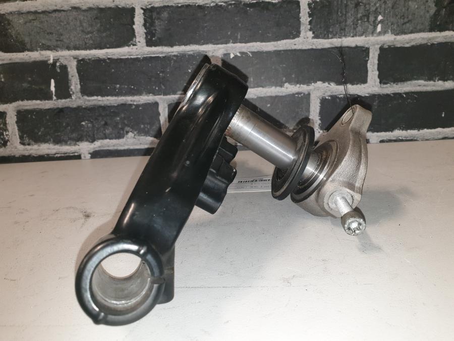 Baksidan på Gaffelkrona från en BMW K 1200 S -2006 motorcykel.