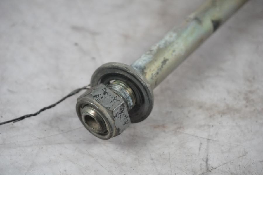 Höger sida på Axel från en Triumph Tiger Explorer -2016 motorcykel.