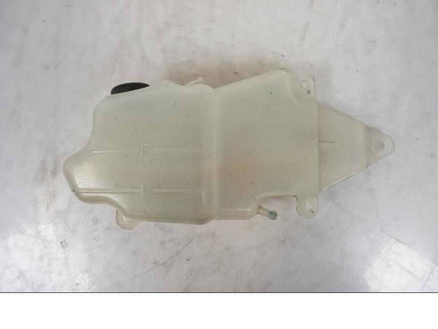 Framsidan på Vattenexpansionskärl från en Kawasaki VN 1500 -2003 motorcykel.