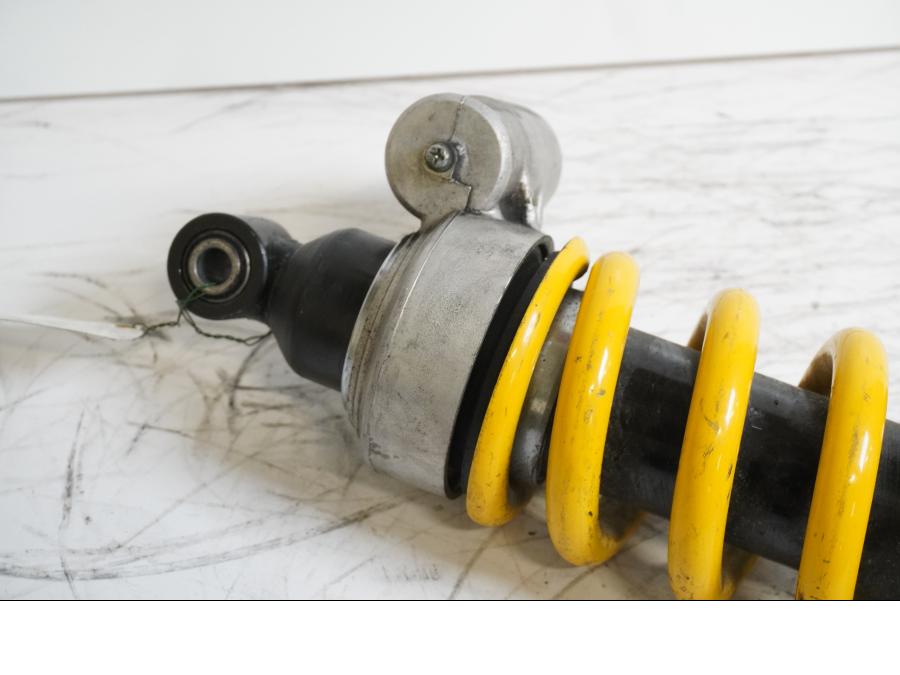 Snett uppifrån på Stötdämpare från en Triumph Sprint RS -2004 motorcykel.