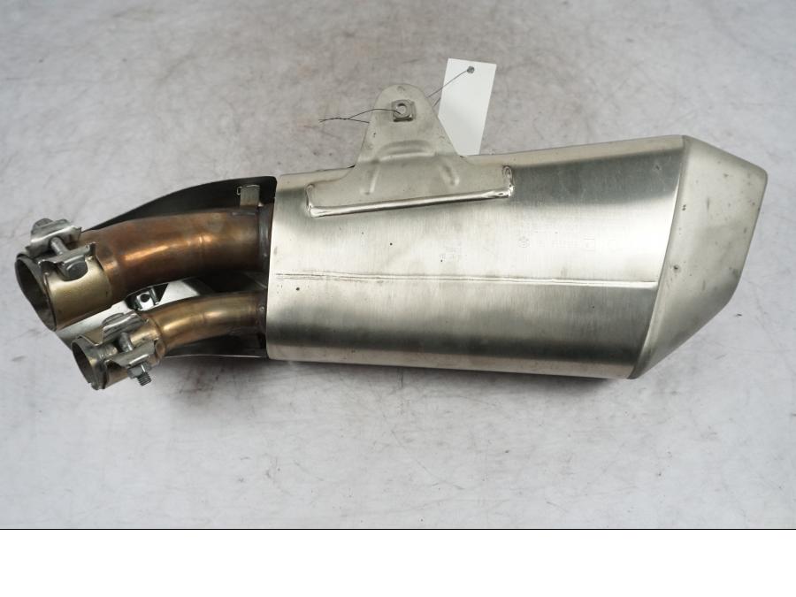 Baksidan på Ljuddämpare från en BMW S 1000 XR -2019 motorcykel.