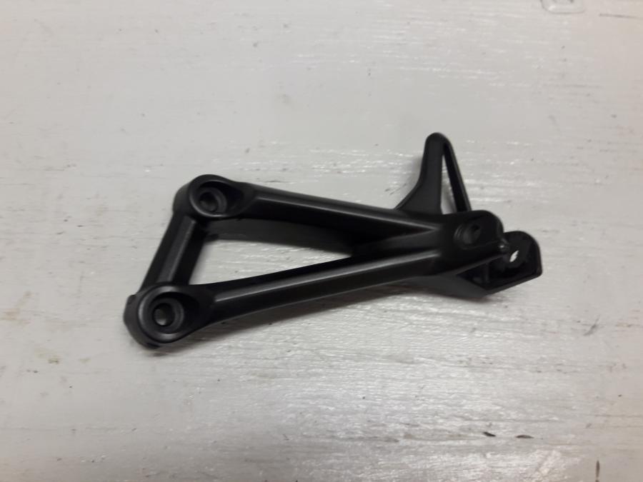 Framsidan på Fotpinnefäste från en Yamaha XSR 900 -2016 motorcykel.