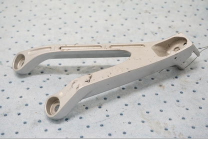 Baksidan på Fotpinnefäste från en Honda CBR 1000 RR -2011 motorcykel.