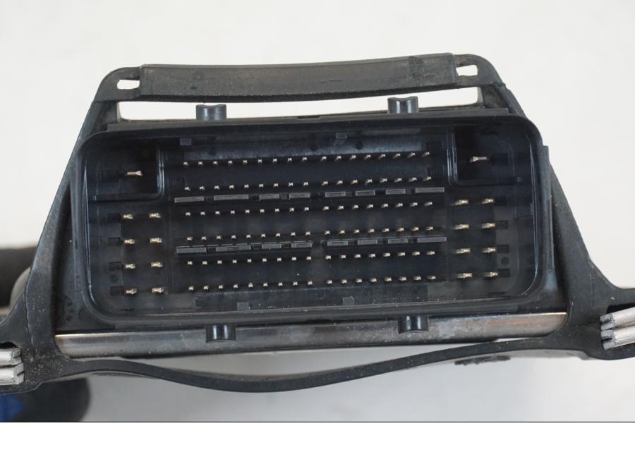 Vänster sida på CDI / ECU från en Ducati Streetfighter V4 -2020 motorcykel.