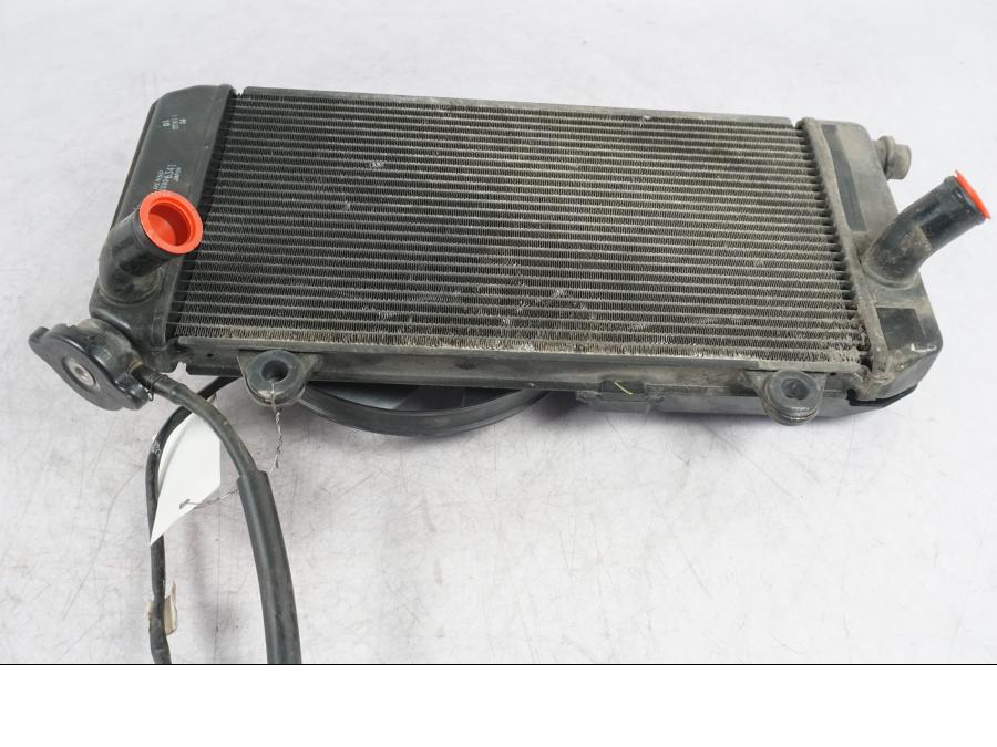 Snett uppifrån på Vattenkyl från en Yamaha XT 1200 Z -2011 motorcykel.