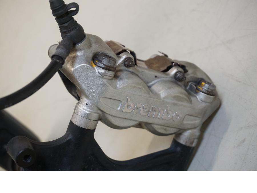 Snett nerifrån på Gaffelpaket från en KTM 690 Duke -2012 motorcykel.