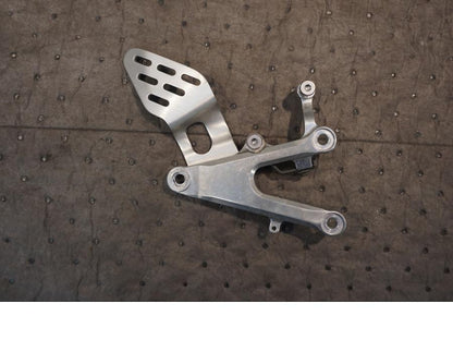 Framsidan på Fotpinnefäste från en Yamaha YZF R6 -2003 motorcykel.