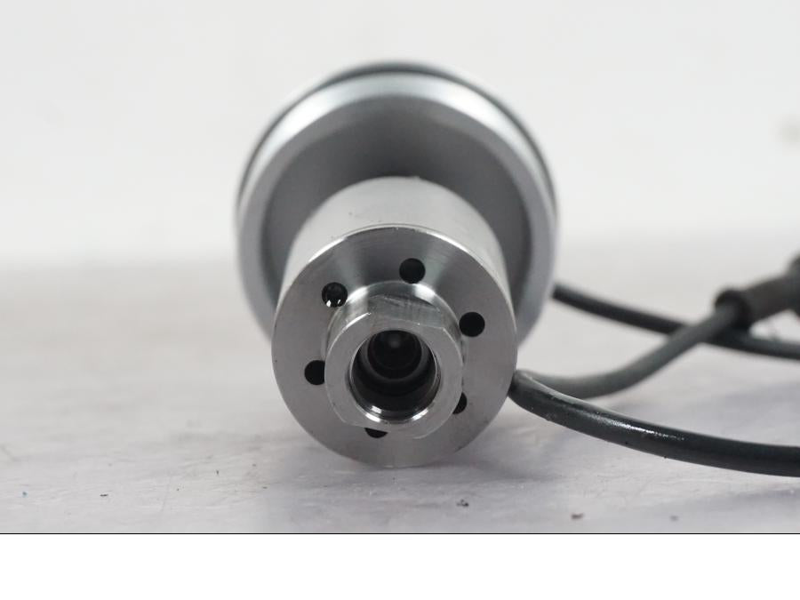 Snett nerifrån på Gaffelbensdelar från en Ducati Multistrada V4 -2024 motorcykel.