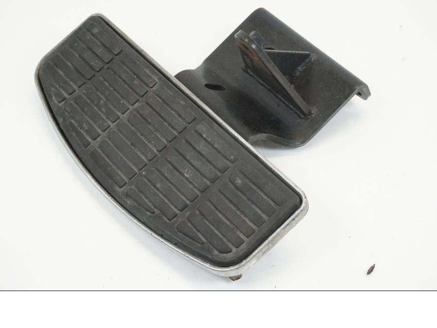 Höger sida på Fotplatta från en Suzuki VL 1500 -1999 motorcykel.