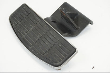 Höger sida på Fotplatta från en Suzuki VL 1500 -1999 motorcykel.