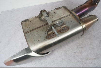 Baksidan på Avgassystem från en Kawasaki ER-6N ABS -2015 motorcykel.