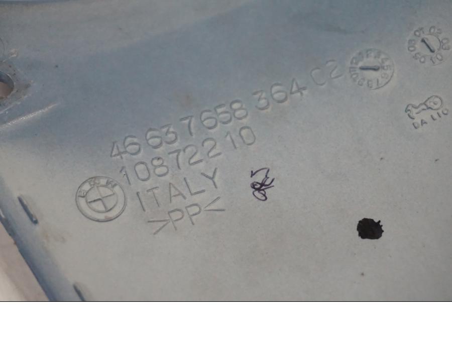 Snett nerifrån på Bensintankskåpa från en BMW F 650 CS -2002 motorcykel.