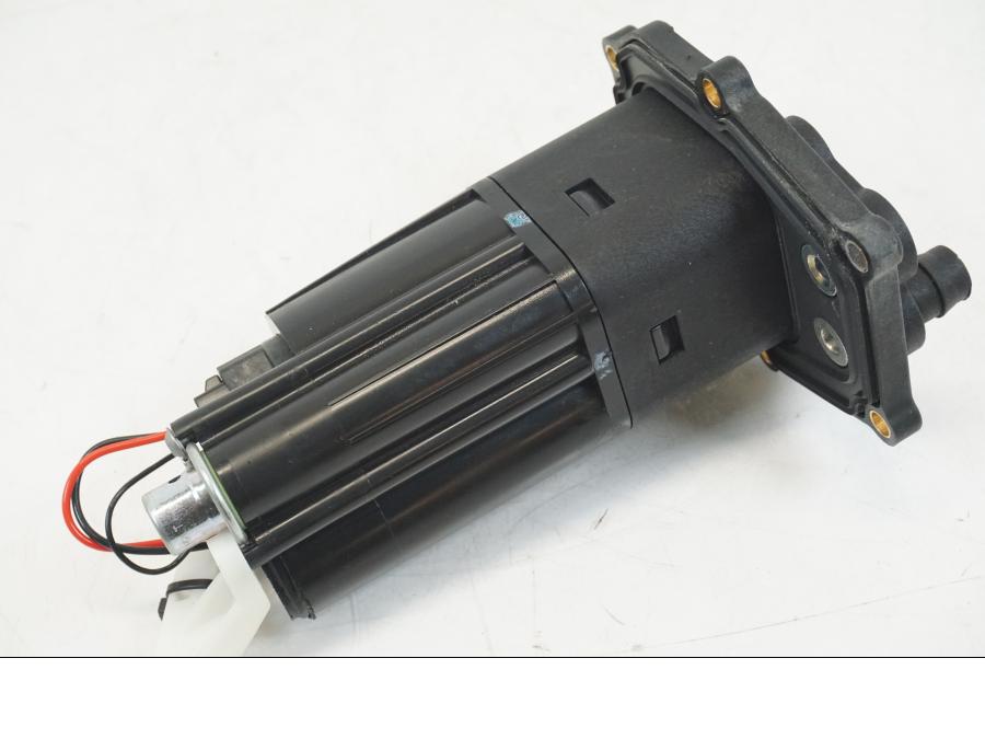 Snett nerifrån på Bensinpump insprut från en Ducati Hyperstrada -2013 motorcykel.