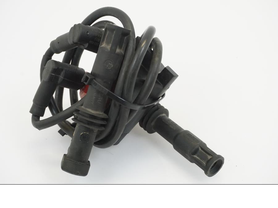 Snett uppifrån på Tändspole från en BMW R 1150 R -2002 motorcykel.