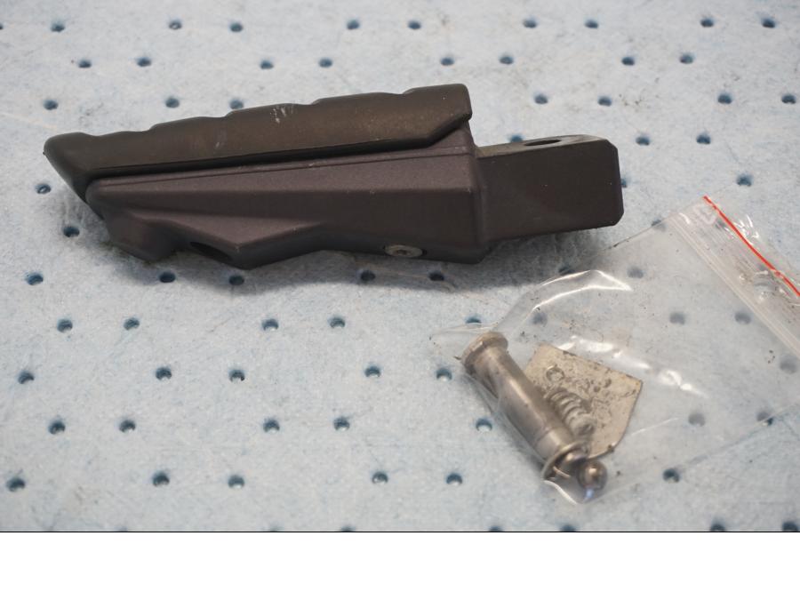 Baksidan på Fotpinne från en BMW F 800 ST -2007 motorcykel.