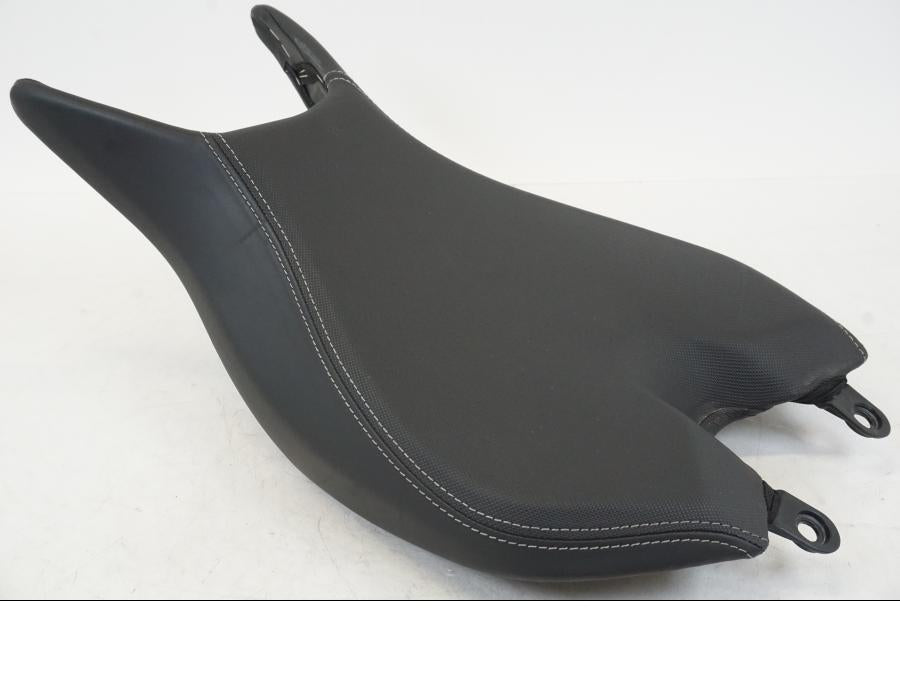 Snett uppifrån på Sadel från en Triumph Speed Triple -2021 motorcykel.